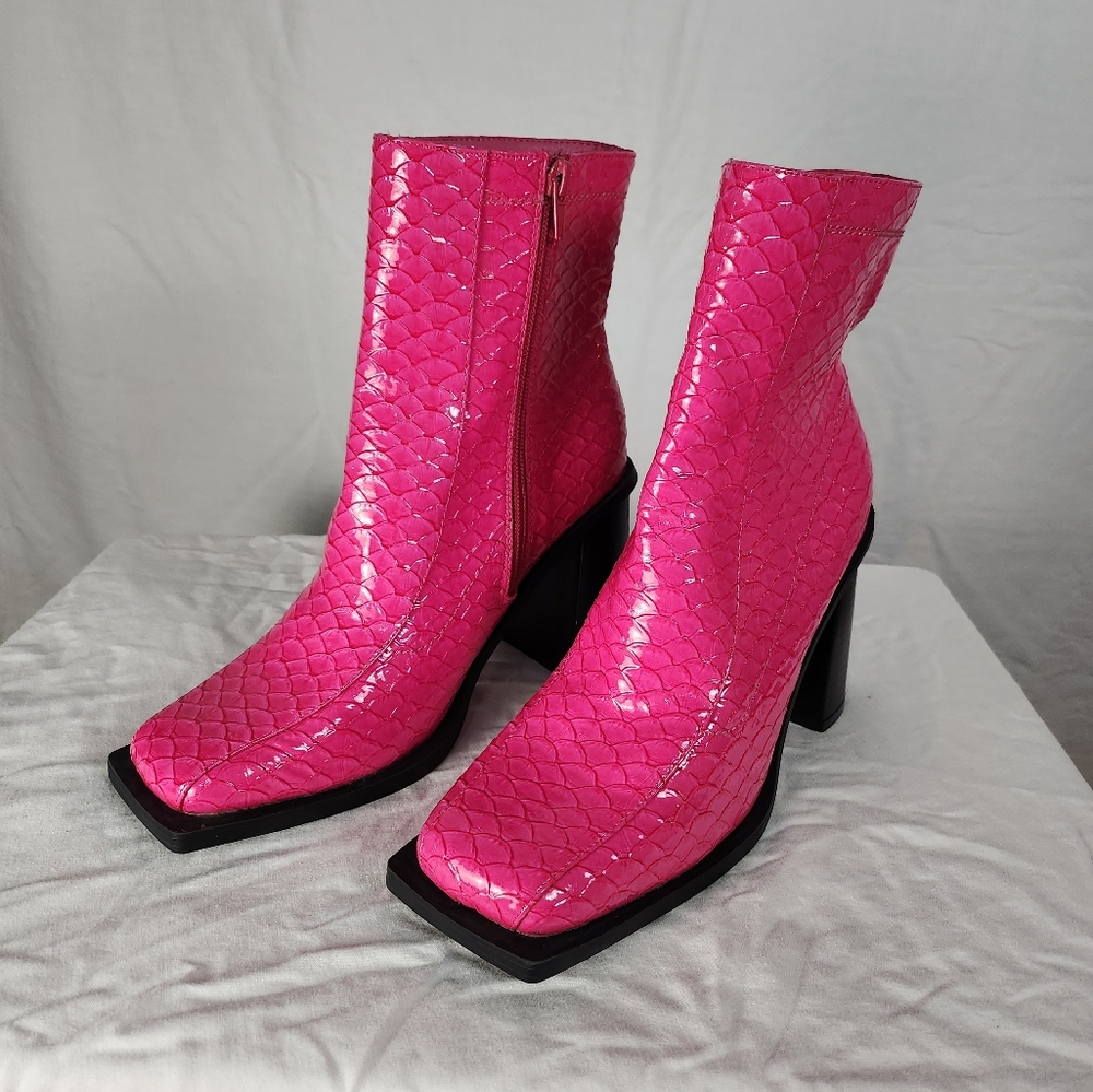 Daisy Street Exclusive heeled boots in pink croc - Picture 2 of 8
